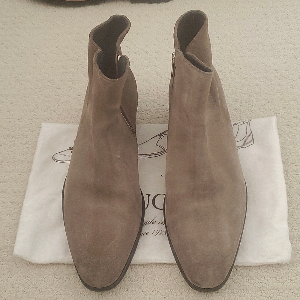 Doucal Cuban heel Chelsea boots in tan suede. Size 9 (42)